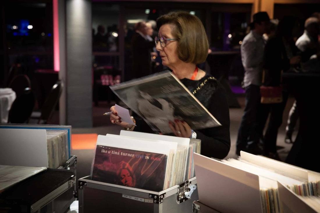 Convive fouinant dans les bacs à vinyles