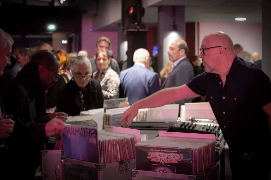 Groupe d'invités autour des bacs à vinyles